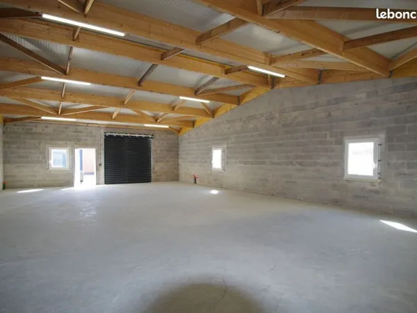Local 176 m² SAINT VIVIEN