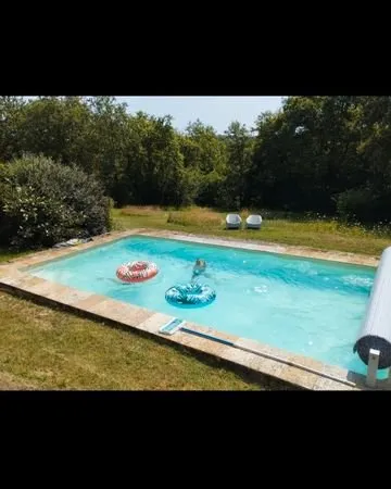 Propriété avec 2 maisons en pierre et forêt