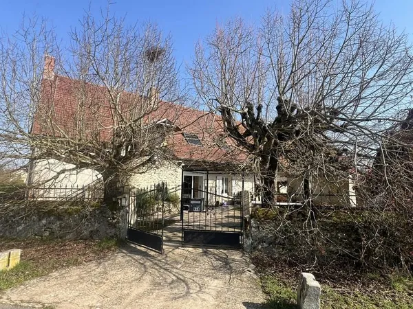 Ancienne ferme avec nombreuses dépendances sur 1.10 hectare, piscine point d'eau