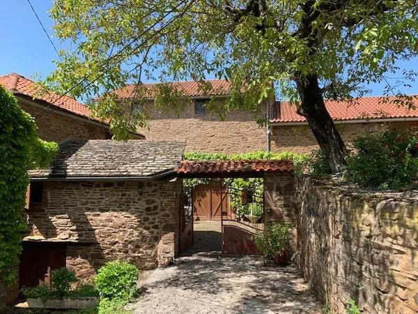 Maison en pierres rénovée avec vue dominante