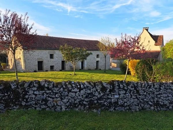 Bel ensemble en pierre, composé d'une maison , 2 granges avec atelier et garages et d'une piscine