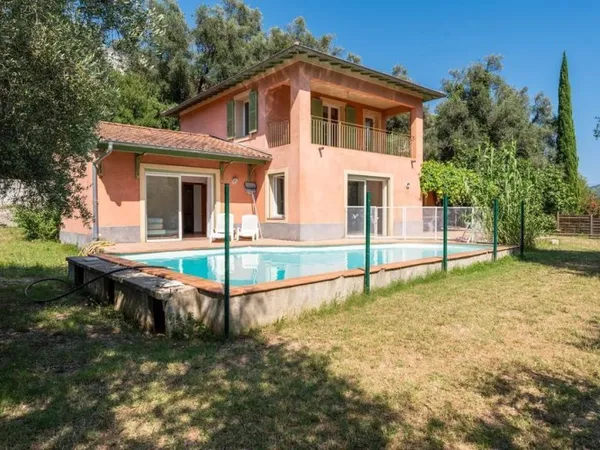 Maison avec piscine dans secteur recherché