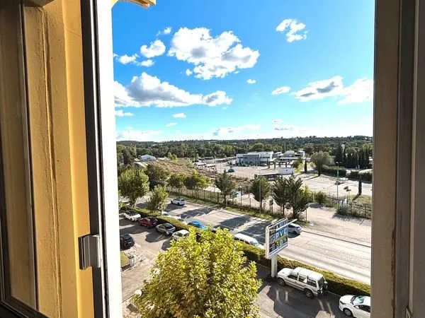 Bureau privatif 14 m² - Jusqu'à 3 postes max - Fibre, café, domiciliation - Sans frais d'agence