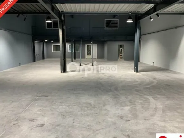 Local commercial 670 m²