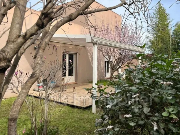 A la vente Cogolin, dans la Zac Saint Maur, beau bâtiment d'ar