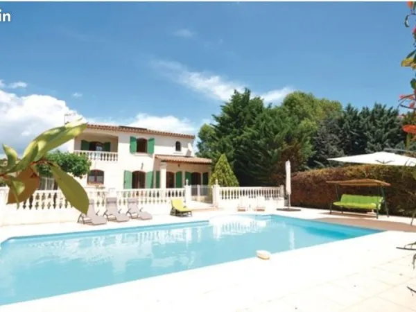 Villa 7 pièces 150 m² sur terrain de 2500 m² plein sud avec piscine, pool house, solarium