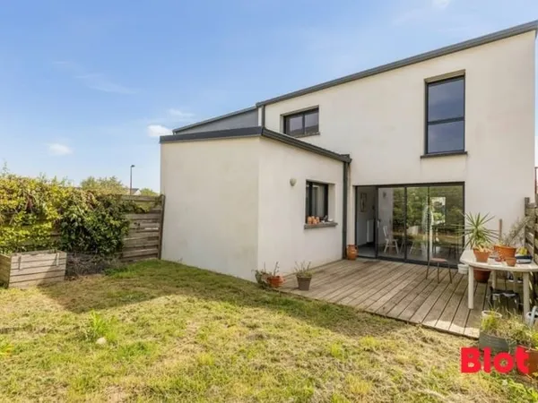 A VENDRE chez BLOT à SAINT-GILLES Maison 4chs 98m2 de 2016 Terrain 180m2 Garage Jardin exposé Ouest