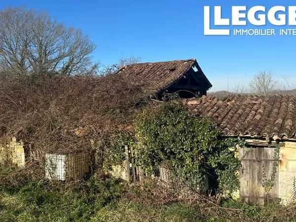 Anciens bâtiments de ferme à rénover entièrement, situés à l'orée d'un petit hameau avec une vue imp
