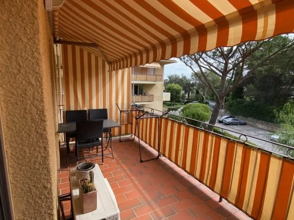 STUDIO Rénové avec parking centre Saint-Tropez