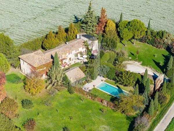 Magnifique mas situé au coeur de la campagne de Pernes-les-Font