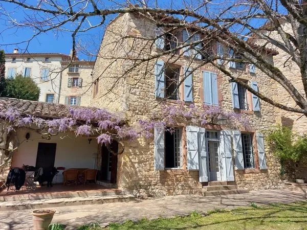 Maison de charme dans un endroit recherché avec grande piscine intime