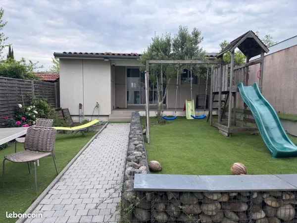Agréable studio meublé 26m2 en fond de jardin ATTENTION accès via maison proprietaire