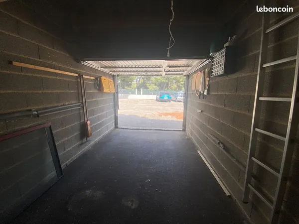 Garage fermé à louer - La Couronne au Sémaphore
