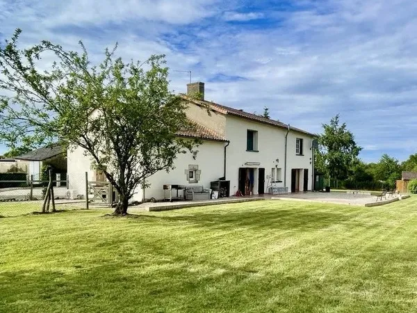 Maison de campagne offrant 4 chambres, dans un endroit calme de la Vienne