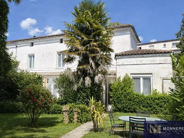MAISON DE CARACTÈRE AVEC JARDIN EN COEUR DE VILLE