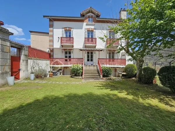 Maison 10 pièces 270 m²