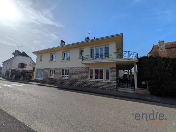 Grande maison d'habitation offre de nombreuses possibilités d'aménagement : résidence principale, ac