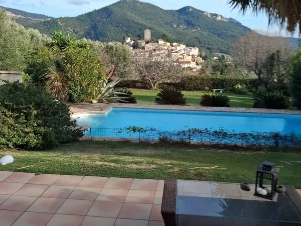 A vendre villa T 6 piscine + garages