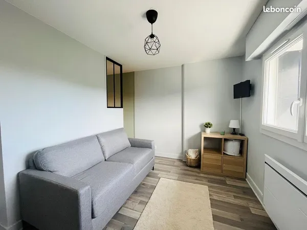 Studio meublé rénové à proximité mer&commerces