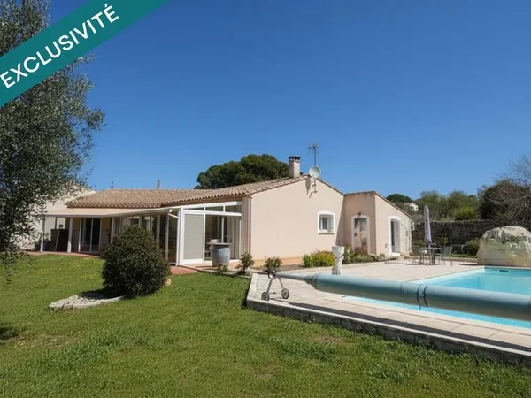 Villa plain pied d'environ 138 m² sur terrain paysagé de 2085m² avec piscine et double garage
