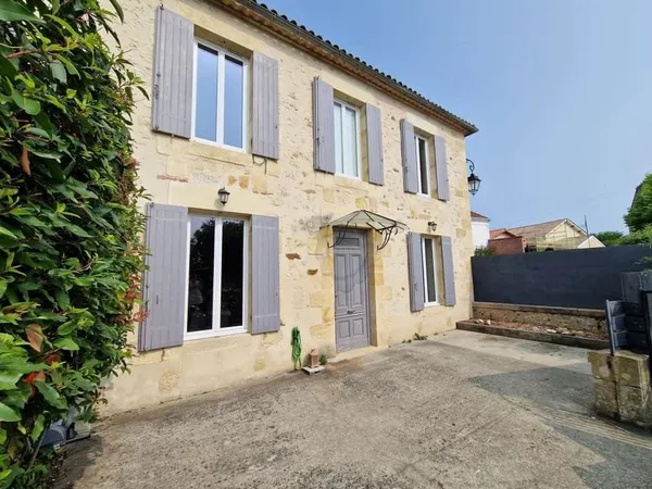 Maison en pierre rénovée - 3 chambres - Cour de 70 m2 -