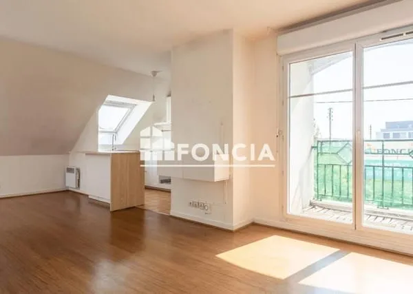 Plein coeur de ville à Morangis à côté de l'église, immeuble de 2000, 3 pièces de 60m2 au 2ème et de