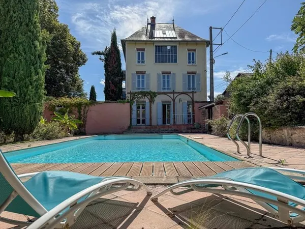 Maison de maitre de 278 m2, parc de 2800 m2 et piscine