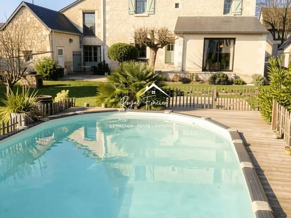 Vue sur le jardin et la piscine (parking gratuit pour stanionner