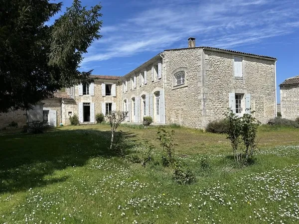 Demeure charentaise à Saint Romain de Benet 380m2.