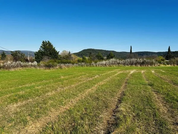 Terrain 900 m²