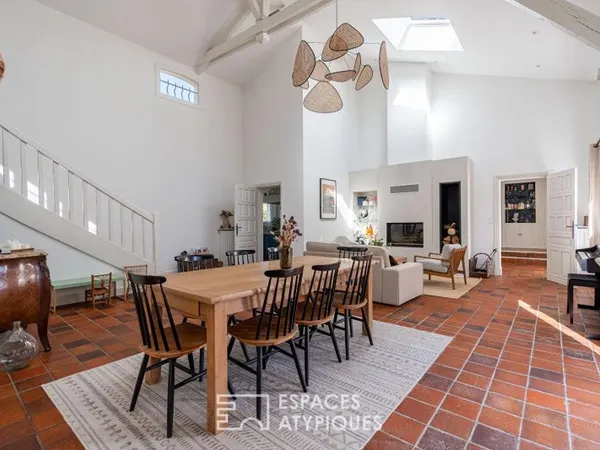 Maison avec séjour cathédrale et jardin arboré dans le Hameau des Grézillières