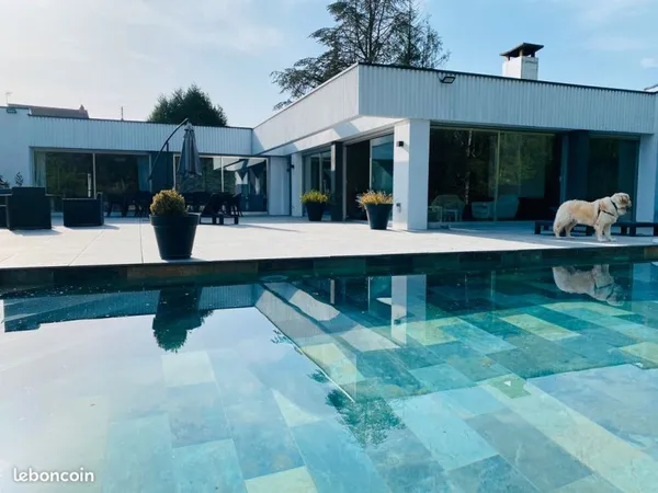 Rare villa d'architecte plain-pied 300 m² sur 21 ares arborés avec piscine