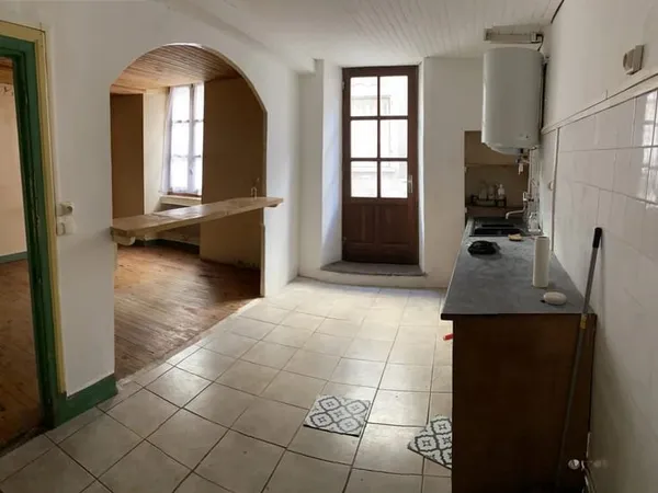 Appartement T2, cour, dépendance et cave