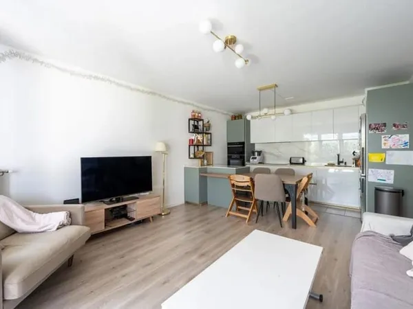 Appartement 4 pièces récent centre Maurepas avec jardin