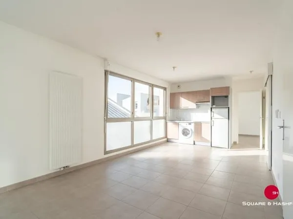 Appartement trois pièces avec loggia, cave et un grand box d