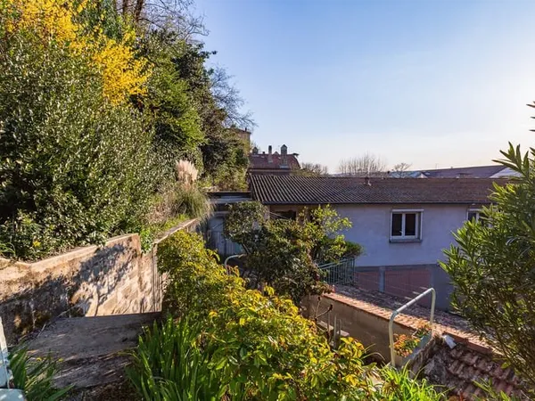 Maison Type 4 avec terrasse, jardin, cour et 11 garages, qua