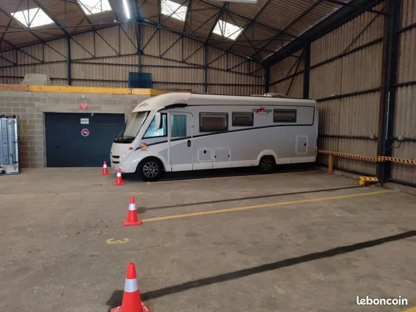 LOUE emplacement parking hivernage camping car bateau voiture