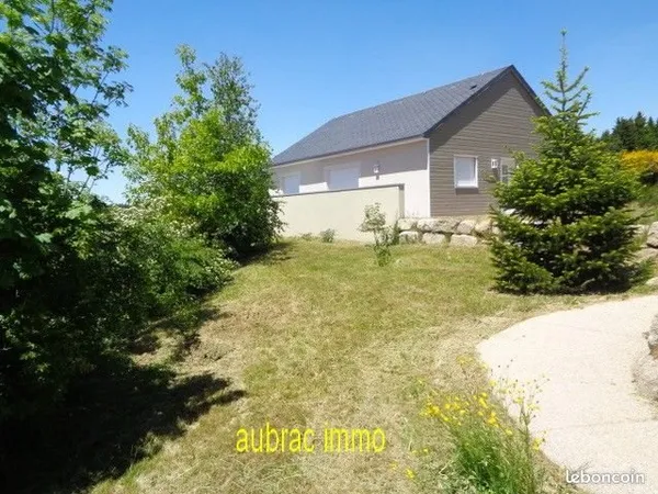 Villa plain-pied récente sur 2050 m² de terrain