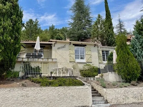 Coup de coeur pour cette jolie villa à proximité immédiate du lac de Castillon