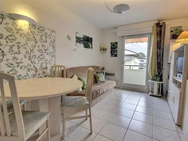 Appartement T2 27.64 m2 avec balcon, cave et garage. Centre d'Evian-les-Bains