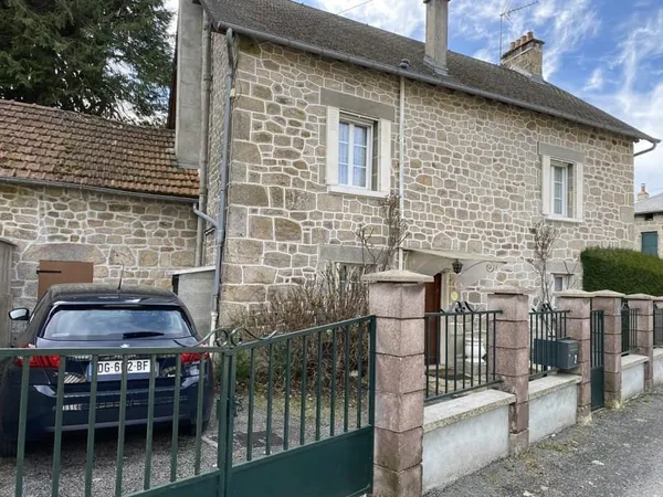 Maison en pierre avec grange et terrain attenant