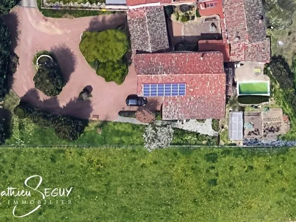 THURINS - Propriété avec terrain, dépendance et garages en limite de zone agricole