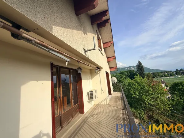 EXCLUSIVITÉ - COUBLEVIE Maison des années 1960 à rénover entièrement sur 1200 m2 de terrain .