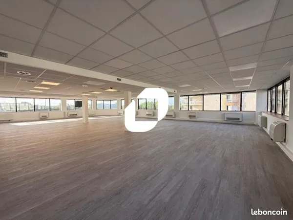 Bureau 678 m²