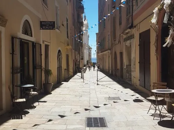À louer - Deux locaux professionnels en rez-de-chaussée - Citadelle de Bastia Disponibles à partir d