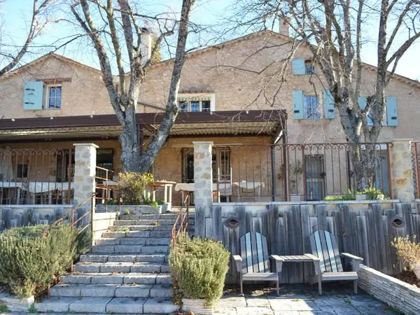 Ancienne Ferme du 18 ème siècle avec activité restaurant