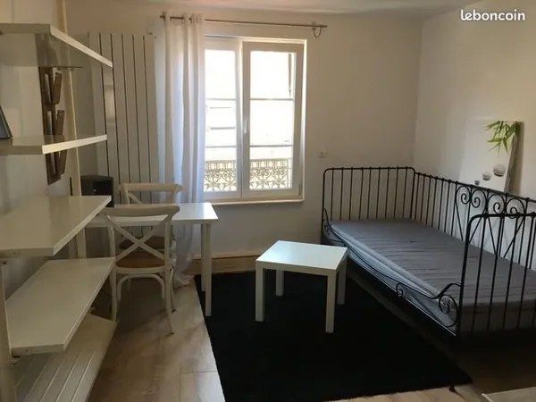CV BESANCON , rue BERSOT ,charmant studio meublé