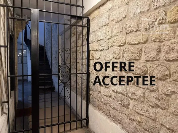 Calme absolu dans quartier vivant pour ce studio à rafraîchir