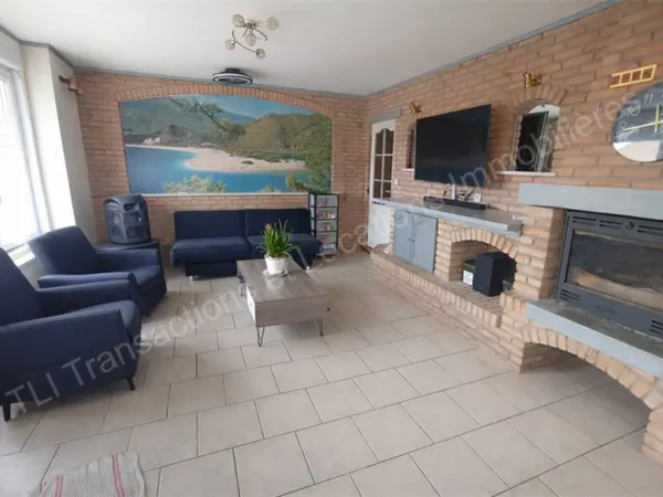 GRANDE MAISON AVEC TERRAIN DE LOISIR