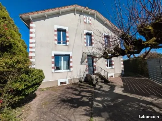 Maison années 30 rénovée avec grange et jardin